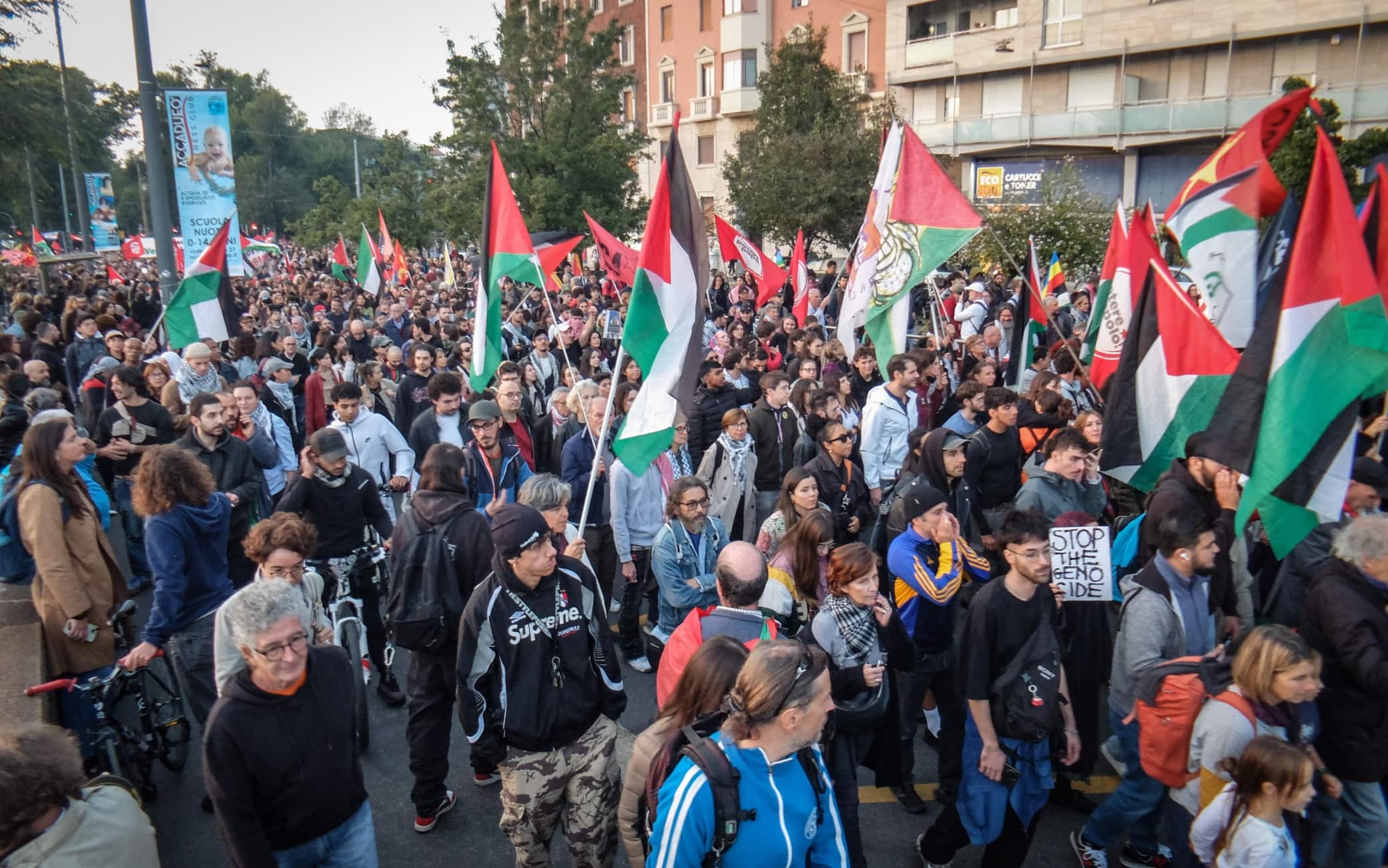 People take part in a pro-Palestine demonstration in support at the Palestinian people and the Sumud Flotilla in Milan, Italy, 08 October 2025. 
ANSA/MATTEO CORNER
(Palestina, presidio, manifestazione)