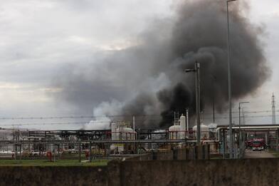 La colonna di fumo dopo l'esplosione avvenuta in una raffineria a Calenzano (Firenze), 9 dicembre 2024. La colonna di fumo è visibile anche dai comuni vicini, sul posto il sistema di regionale di emergenza sanitaria, vigili del fuoco e forze dell'ordine. ANSA/ CLAUDIO GIOVANNINI