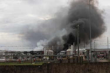 La colonna di fumo dopo l'esplosione avvenuta in una raffineria a Calenzano (Firenze), 9 dicembre 2024. La colonna di fumo è visibile anche dai comuni vicini, sul posto il sistema di regionale di emergenza sanitaria, vigili del fuoco e forze dell'ordine. ANSA/ CLAUDIO GIOVANNINI