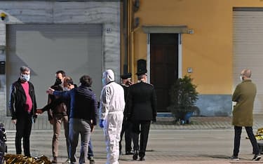 I carabinierii e la  Scientifica  sul luogo della rapina alla gioielleria Mario Roggero a Grinzane Cavour, Cuneo, 28 aprile 2021 ANSA/ALESSANDRO DI MARCO