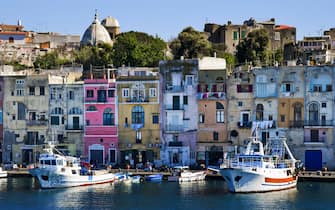 Il porto di Procida l'isola del golfo di Napoli che dopo una massiccia campagna vaccinale si appresta a diventare una delle prime aree Covid free d'Italia ,  7 maggio   2021
 ANSA/CIRO FUSCO