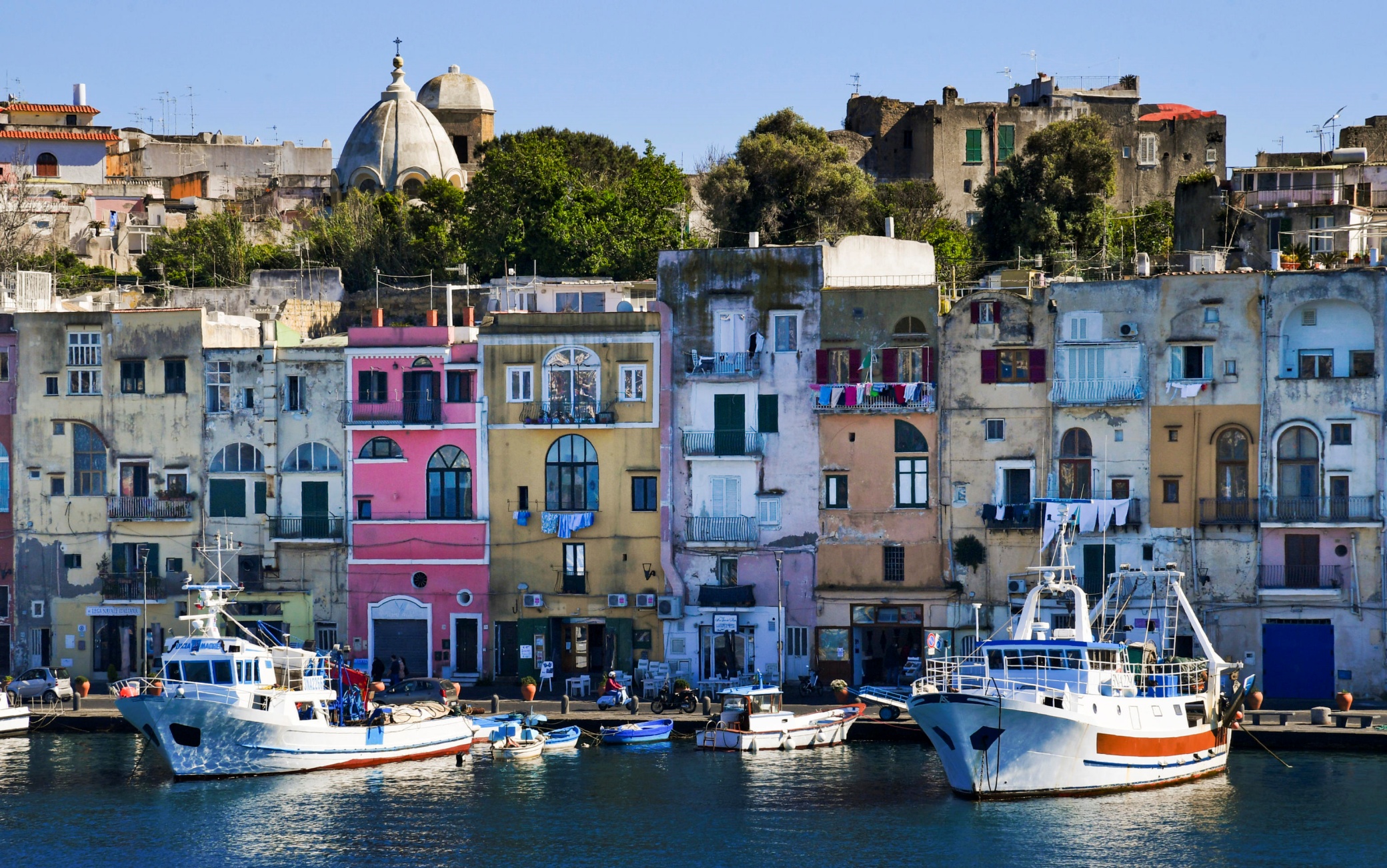 Il porto di Procida l'isola del golfo di Napoli che dopo una massiccia campagna vaccinale si appresta a diventare una delle prime aree Covid free d'Italia ,  7 maggio   2021
 ANSA/CIRO FUSCO