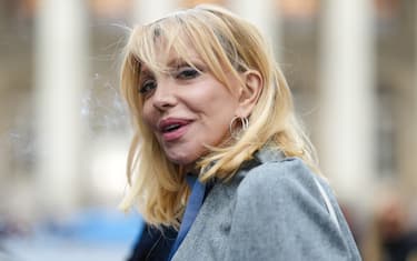 PARIS, FRANCE - JANUARY 26: Courtney Love is seen during the Paris Fashion Week - Haute Couture Spring Summer 2023 - Day Four on January 26, 2023 in Paris, France. (Photo by Edward Berthelot/Getty Images)