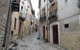 11 November 2019, Italy, Campobasso: A small street in Campobasso, the capital of Molise. The depopulated region of Molise in southern Italy is attracting new citizens. Whoever comes gets three years of money from the state. But he has to move to a small village. (to dpa-Korr "Who wants to go to Molise? Italian region gives newcomers cash") Photo: Klaus Blume/dpa