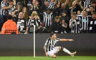 epa10900354 Miguel Almiron (R) of Newcastle celebrates after scoring the opening goal during the UEFA Champions League Group F match between Newcastle United and Paris Saint-Germain in Newcastle, Britain, 04 October 2023.  EPA/PETER POWELL