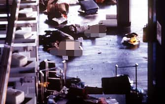 25 ANNI FA L'ATTENTATO A FIUMICINO / FOTOGALLERY.
Il 26 dicembre 1985 due attentati contemporanei avvennero alle 9,15 del mattino negli aeroporti di Vienna e di Fiumicino. A Fiumicino un commando composto da quattro terroristi, dopo aver lanciato bombe a mano tra i tavoli del posto di ristoro e tra i banchi di accettazione delle compagnie El Al e Twa, spararono raffiche di mitra contro i passeggeri. Nell'attentato rimasero uccise 13 persone, oltre ai tre terroristi, e circa 80 furono ferite. Il quarto terrorista venne catturato.