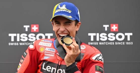 https://static.sky.it/editorialimages/772c0bd70997eff9dcfebabd8fefb45acae529e1/skysport/it/motori/motogp/video/2025/07/12/marquez-ducati-gp-sachsenring-germania-intervista/marquez_vittoria_sprint_medaglia_dorna_og.jpg?im=Resize,width=565