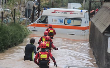 Marina di Carrara, alluvione, ambulanza salvata dai vigili del fuoco © 2014-11-05