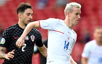 epa09283259 Sime Vrsaljko (L) of Croatia in action against Jakub Jankto (R) of the Czech Republic during the UEFA EURO 2020 group D preliminary round soccer match between Croatia and the Czech Republic in Glasgow, Britain, 18 June 2021.  EPA/Paul Ellis / POOL (RESTRICTIONS: For editorial news reporting purposes only. Images must appear as still images and must not emulate match action video footage. Photographs published in online publications shall have an interval of at least 20 seconds between the posting.)