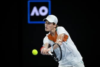 epa09709824 Jannik Sinner of Italy in action against Stefanos Tsitsipas of Greece in their quarter final match at the Australian Open Grand Slam tennis tournament at Melbourne Park, in Melbourne, Australia, 26 January 2022.  EPA/DEAN LEWINS AUSTRALIA AND NEW ZEALAND OUT