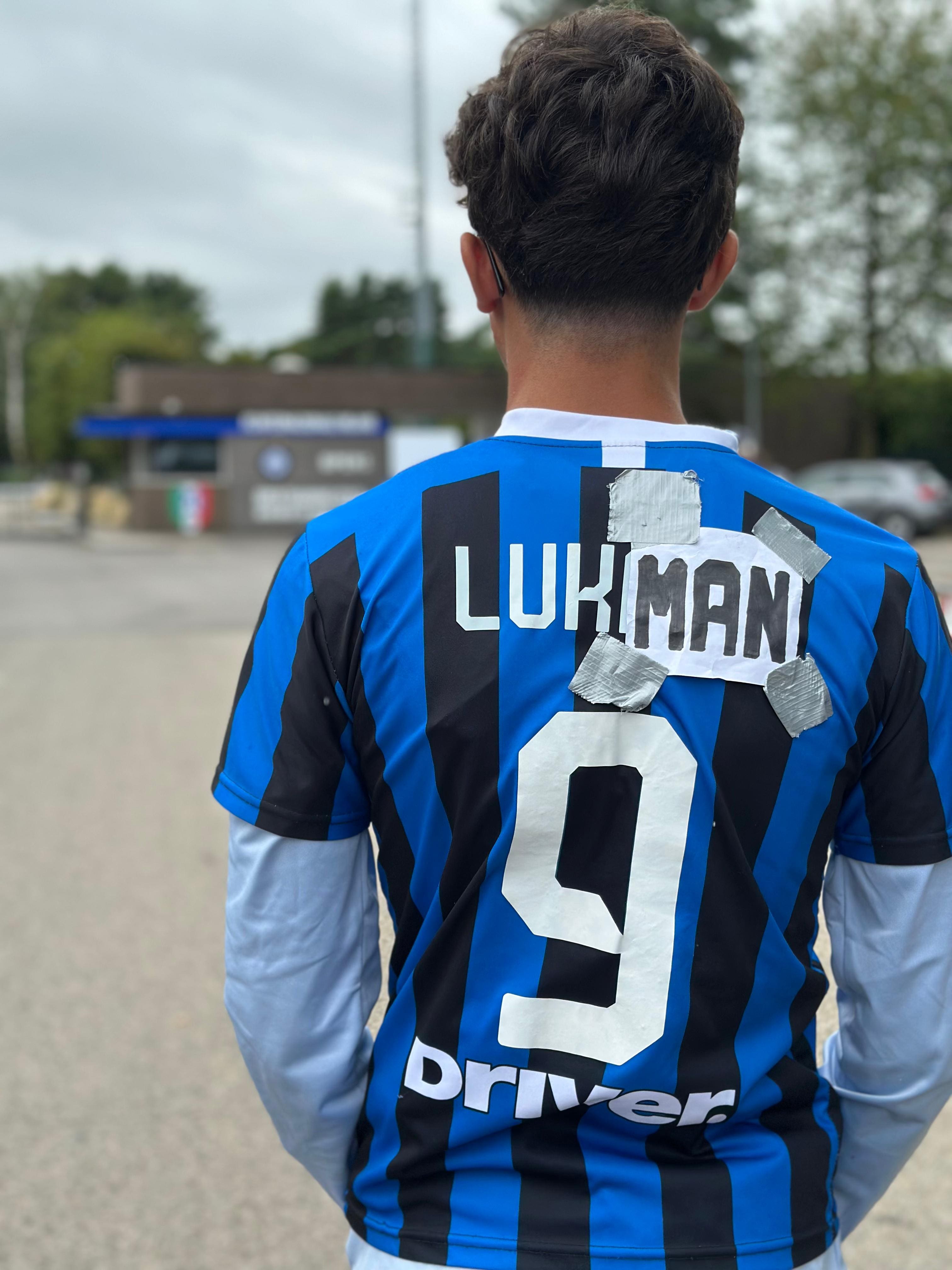 Tifoso Inter con la maglia di Lukaku adattata a Lookman