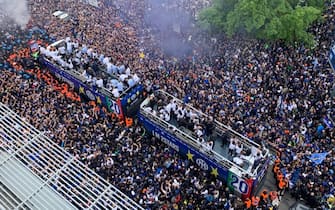 L'oceano di tifosi in festa per lo scudetto dell'Inter fuori dallo Stadio San Siro, Milano 28 aprile 2024 ANSA/ Matteo Bazzi