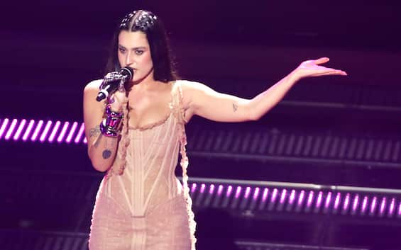 gaia-l-anteprima-della-nuova-canzone-nuda-i-sky-tg24