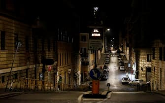 Primo giorno di coprifuoco per la capitale le strade di Roma vuote nella notte