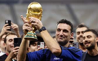 AL DAAYEN - Argentina coach Lionel Scaloni with the world cup trophy, FIFA World Cup Trophy during the FIFA World Cup Qatar 2022 final match between Argentina and France at Lusail Stadium on December 18, 2022 in Al Daayen, Qatar. AP | Dutch Height | MAURICE OF STONE /ANP/Sipa USA