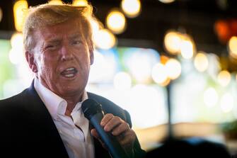 “Tutti questi processi e casi fasulli dell’amministrazione Biden, compresi quelli locali, dovrebbero essere rimandati a dopo le elezioni presidenziali del 2024”: così Donald Trump sulla sua piattaforma social Truth