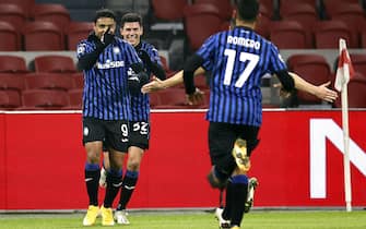 epa08873179 Luis Muriel (L) of Atalanta celebrates with teammates after scoring the 1-0 lead during the UEFA Champions League group D soccer match between Ajax Amsterdam and Atalanta Bergamo at the Johan Cruijff Arena in Amsterdam, Netherlands, 09 December 2020.  EPA/MAURICE VAN STEEN