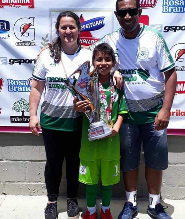 Il primo trofeo festeggiato con la famiglia