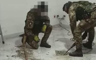 Un frame tratto da un video dei Carabinieri del ROS mostra i militari dell'Arma che compiono rilevamenti nel covo di Matteo Messina Denaro, 02 febbraio 2023.   NPK    ANSA / Frame da video Carabinieri ROS    +++ ANSA PROVIDES ACCESS TO THIS HANDOUT PHOTO TO BE USED SOLELY TO ILLUSTRATE NEWS REPORTING OR COMMENTARY ON THE FACTS OR EVENTS DEPICTED IN THIS IMAGE; NO ARCHIVING; NO LICENSING +++