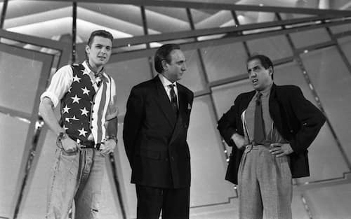 Adriano Celentano (S)  con Jovanotti e Pippo Baudo (D) per il programma "Serata d'onore" a Roma 8 aprile 1989.
ANSA