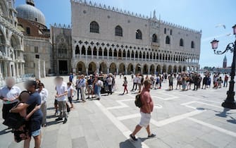 turisti in attesa di salire sul campanile di San Marco, oggi 12 giugno 2020. ANSA/ANDREA MEROLA                               