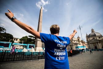 Tifosa italiana prima della partita Turchia-Italia