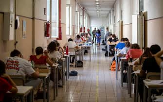 I ragazzi del quinto all'interno della scuola Giulio Cesare per l'esame di maturita', Roma, 22 giugno 2022. ANSA/MASSIMO PERCOSSI