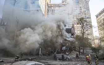 Vigili del fuoco fra le macerie a Kiev