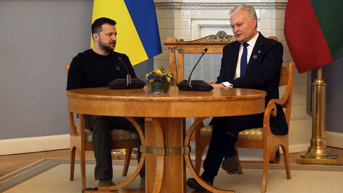 - Il presidente ucraino Voldymyr Zelensky annuncia un accordo decennale con la Lettonia per il sostegno militare a Kiev