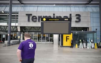 epa11977917 A blank information screen at the Terminal 3 of Heathrow Airport in London, Britain, 21 March 2025. The Heathrow Airport on 21 March announced it would be closed all day, following a power outage 'due to a fire at an electrical substation supplying the airport'.  EPA/TOLGA AKMEN
