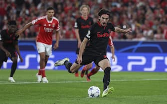 epa10872896 Salzburg's Roko Simic scores a penalty goal  during the UEFA Champions League group D soccer match between Benfica SL and RB Salzburg at Luz Stadium in Lisbon, Portugal, 20 September 2023.  EPA/MIGUEL A. LOPES