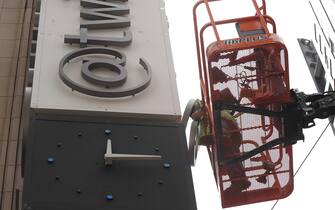 epa10766835 A worker removes letters from the iconic vertical Twitter sign at the company’s headquarters after Twitter owner Elon Musk annouced the rebranding of the social media platorm to X in San Francisco, California, USA, 24 July 2023. Work was halted due to San Francisco police responding to a call from building security that the signs were being stolen. A San Francisco police spokesperson stated that Twitter had a work order to take the sign down but didn’t communicate that to security and the property owner of the building.  EPA/JOHN G. MABANGLO