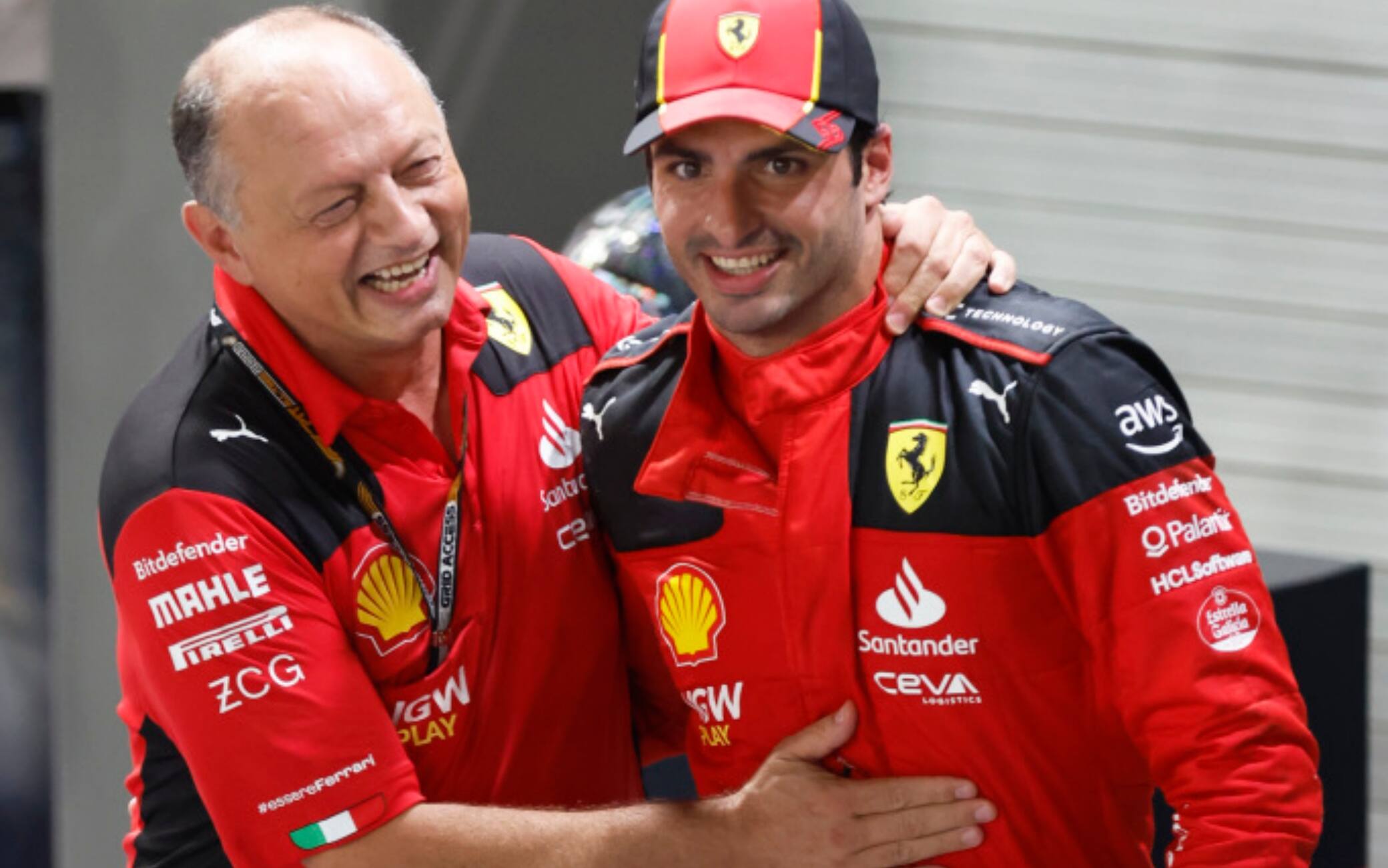 Carlos Sainz e Vasseur festeggiano la prima vittoria in Ferrari a Singapore 2023