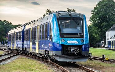 epa10135691 An undated handout photo made available by Alstom on 24 August 2022 shows a hydrogen-powered train Coradia iLint in Bremervoerde, northern Germany (issued 24 August 2022). The regional train emitting only steam and condensed water is used on the world premiere 100 percent hydrogen train route in passenger operation starting 24 August 2022, according to an Alstom press release. 14 vehicles with fuel cell propulsion operate the route between Cuxhaven, Bremerhaven, Bremervoerde and Buxtehude for regional operator LNVG, the press release continues.  EPA/ALSTOM HANDOUT MANDATORY CREDIT HANDOUT EDITORIAL USE ONLY/NO SALES *** Local Caption *** World premiere: 14 Coradia iLint to start passenger service on first 100% hydrogen operated route