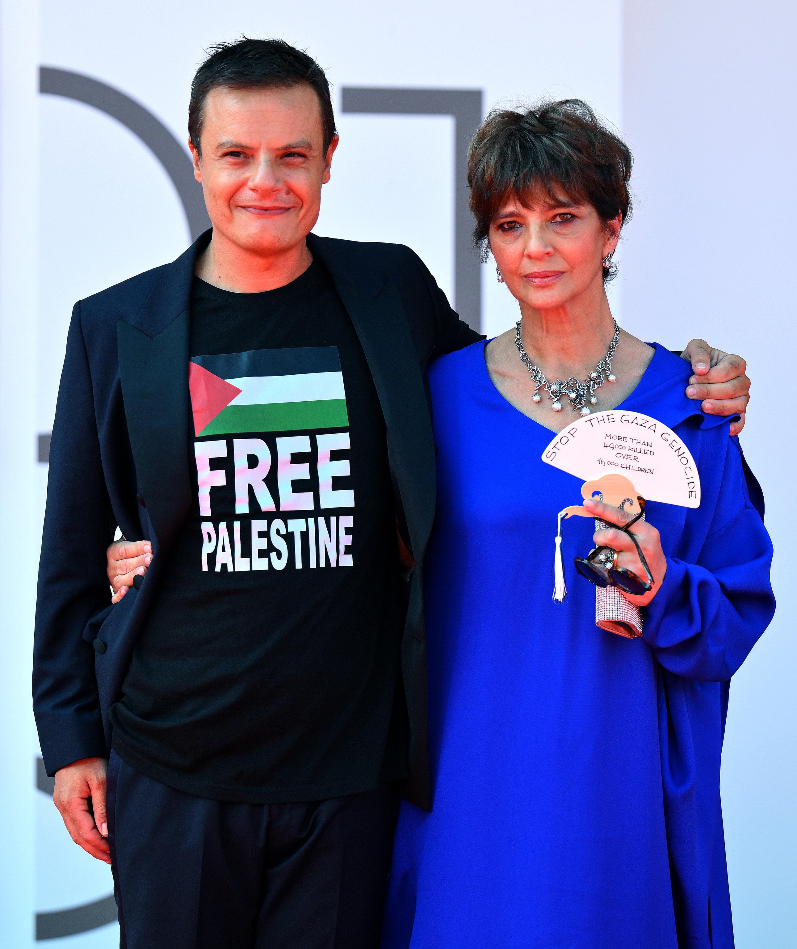 Lino Musella e Laura Morante alla Mostra del Cinema di Venezia per Nonostante di Valerio Mastandrea con maglietta e ventaglio a sostegno della Palestina