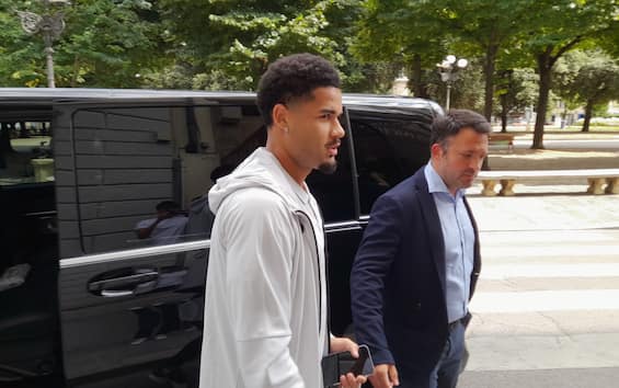 https://static.sky.it/editorialimages/789023fed00a78790867beb3af1d741639d47cf3/skysport/it/calcio/calciomercato/video/2025/08/04/fiorentina-sohm-video-dellarrivo-in-citta-per-le-visite-1027661/SOHM_FOTO.jpg?im=Resize,width=565