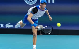 epa11247559 Jannik Sinner of Italy in action against Tomas Machac of the Czech Republic during their men's quarterfinals match at the 2024 Miami Open tennis tournament, in Miami, Florida, USA, 27 March 2024.  EPA/CRISTOBAL HERRERA-ULASHKEVICH