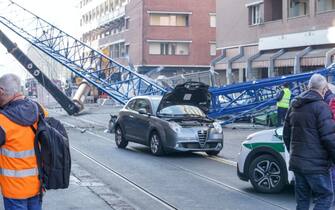 crollo gru torino provoca incidente auto