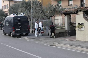 Forze dell'ordine all'esterno dello stabile dove una donna di 78 anni è stata trovata morta nel suo appartamento, Puegnago del Garda (Brescia), 7 Febbraio 2024. ANSA/FILIPPO VENEZIA