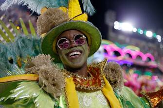 RIO DE JANEIRO, BRAZIL - APRIL 21: A member of Lins Imperial samba school performs during the Access Group show on day two of the Rio de Janeiro 2022 Carnival at Marques de Sapucai Sambodrome on April 21, 2022 in Rio de Janeiro, Brazil. Rio de Janeiro's iconic carnival returns to the sambodrome after a two year suspension and postponements due to the coronavirus pandemic. (Photo by Wagner Meier/Getty Images)