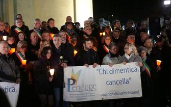 Elena Cecchettin e papà Gino durante la fiaccolata in memoria di Giulia Cecchettin, a Vigonovo, stasera 19 novembre 2023. ANSA/ANDREA MEROLA