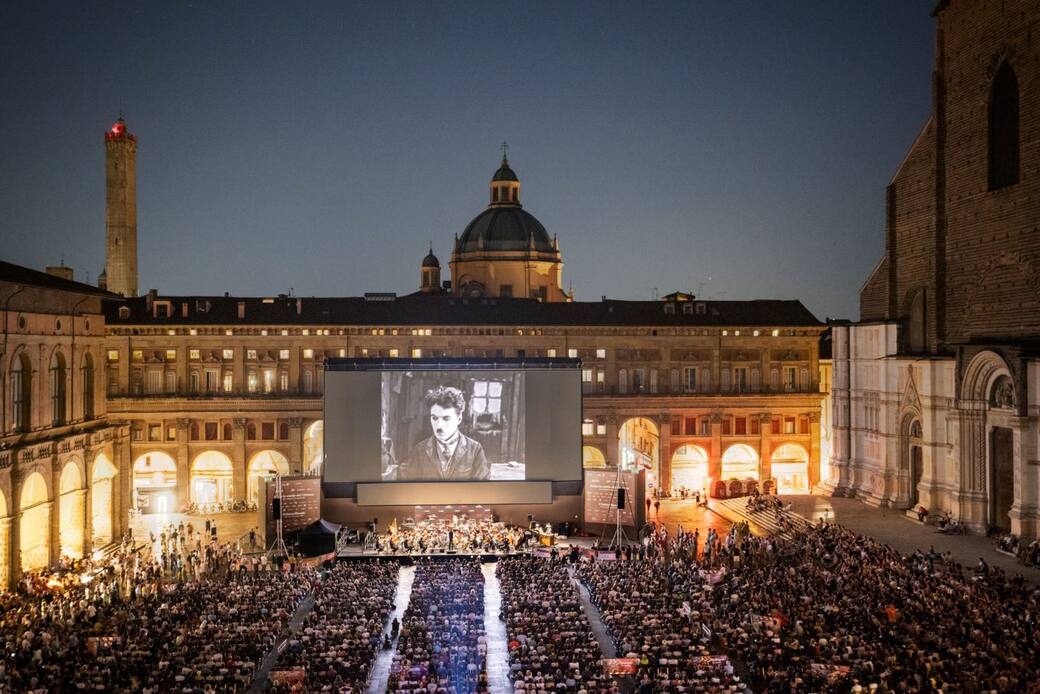 La proiezione de La febbre dell'oro in Piazza Maggiore, a Bologna, nel 2025