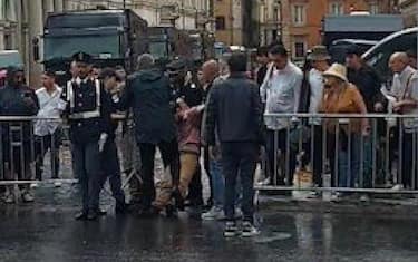 Bloccati in vari punti di Roma 15 attivisti di Ultima generazione, con al seguito bottiglie contenenti vernice e alcuni lucchetti. Gli ambientalisti sono stati individuati durante i servizi preventivi posti in atto dalla Questura di Roma, in vista della parata per la festa della Repubblica. Per gli investigatori erano probabilmente diretti verso i Fori Imperiali e sono stati condotti negli uffici di Polizia.
ULTIMA GENERAZIONE
+++ ATTENZIONE LA FOTO NON PUO' ESSERE PUBBLICATA O RIPRODOTTA SENZA L'AUTORIZZAZIONE DELLA FONTE DI ORIGINE CUI SI RINVIA+++ NPK +++