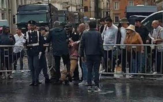 2 giugno, bloccati a Roma 15 attivisti di Ultima Generazione con bottiglie di vernice