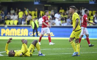 epa10907397 Villarreal's defender Alberto Moreno (R) and midfielder Ettiene Capoue react after losing in their LaLiga soccer match against Las Palmas at La Ceramica stadium in Villarreal city, Castellon province, eastern Spain, 08 October 2023.  EPA/ANDREU ESTEBAN