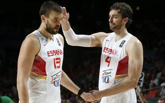 epa04388715 Spain's Marc (L) and Pau (R) Gasol  at the end of the FIBA Basketball World Cup round of 16 match between Spain and Senegal at the Palacio de los Deportes pavilion in Madrid, Spain, 06 September 2014.  EPA/JUAN CARLOS HIDALGO