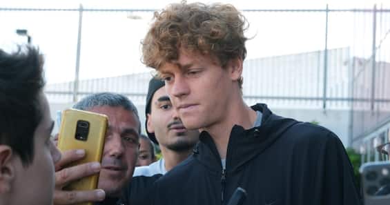 Sinner cambia look: debutta a Parigi con una divisa sorprendente