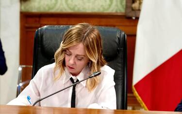 La premier Giorgia Meloni durante l'incontro a Palazzo Chigi tra il governo e le organizzazioni del mondo agricolo, Roma, 09 febbraio 2024. Per il governo sono presenti i vicepremier Antonio Tajani e Matteo Salvini (in collegamento), e i ministri Francesco Lollobrigida, Giancarlo Giorgetti, Matteo Piantedosi, Raffaele Fitto, Luca Ciriani, Maria Calderone. Presenti rappresentanti di Coldiretti, Confagricoltura, Cia, Copagri, Alleanza Coperative.
ANSA/ PALAZZO CHIGI/ FILIPPO ATTILI
+++ ANSA PROVIDES ACCESS TO THIS HANDOUT PHOTO TO BE USED SOLELY TO ILLUSTRATE NEWS REPORTING OR COMMENTARY ON THE FACTS OR EVENTS DEPICTED IN THIS IMAGE; NO ARCHIVING; NO LICENSING +++ NPK +++