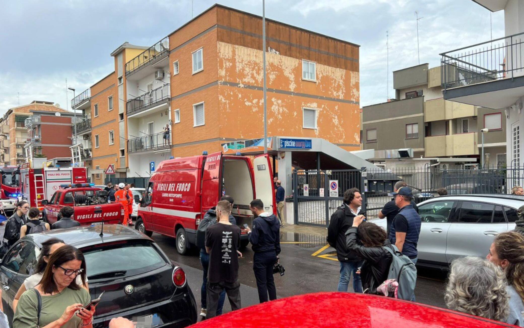 La piscina in cui è crollato il soffitto a Bari