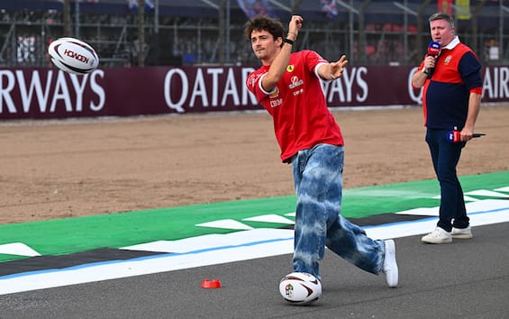 https://static.sky.it/editorialimages/791fc1c953fa1ec694f1c0a546cc157a7a589cf3/skysport/it/motori/formula-1/video/2025/07/04/f1-gp-silverstone-leclerc-rugby-video/f1_getty_leclerc_rugby_silverstone_2025.jpg?im=Resize,width=565